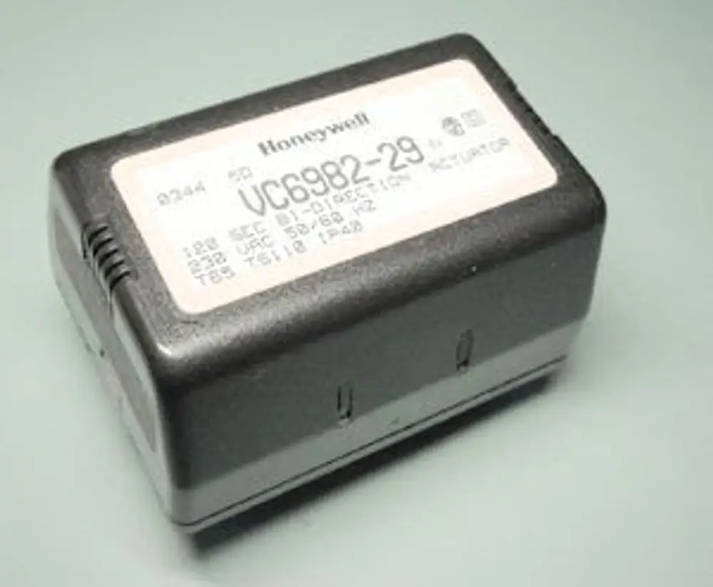 Schwarzer Mischermotor von Honeywell mit einem Etikett, das technische Informationen anzeigt, auf einem einheitlichen Hintergrund.